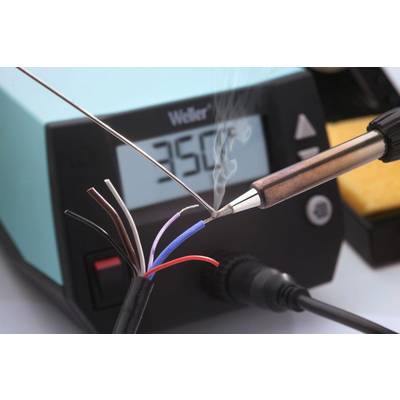 Een soldeerbout verhit draden naast een display met de temperatuur '250°C'. Rook stijgt op. Focus op soldeervaardigheden.