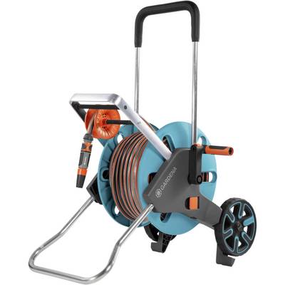 Slangwagen met een lange slang, handvat en wielen, geschikt voor tuingebruik. Merknaam 'Gardena' zichtbaar aan de zijkant.