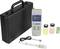 Draagbare pH-meter set met digitaal meetapparaat, elektroden, twee kalibratieoplossingen en een batterij, gepresenteerd in een koffer.