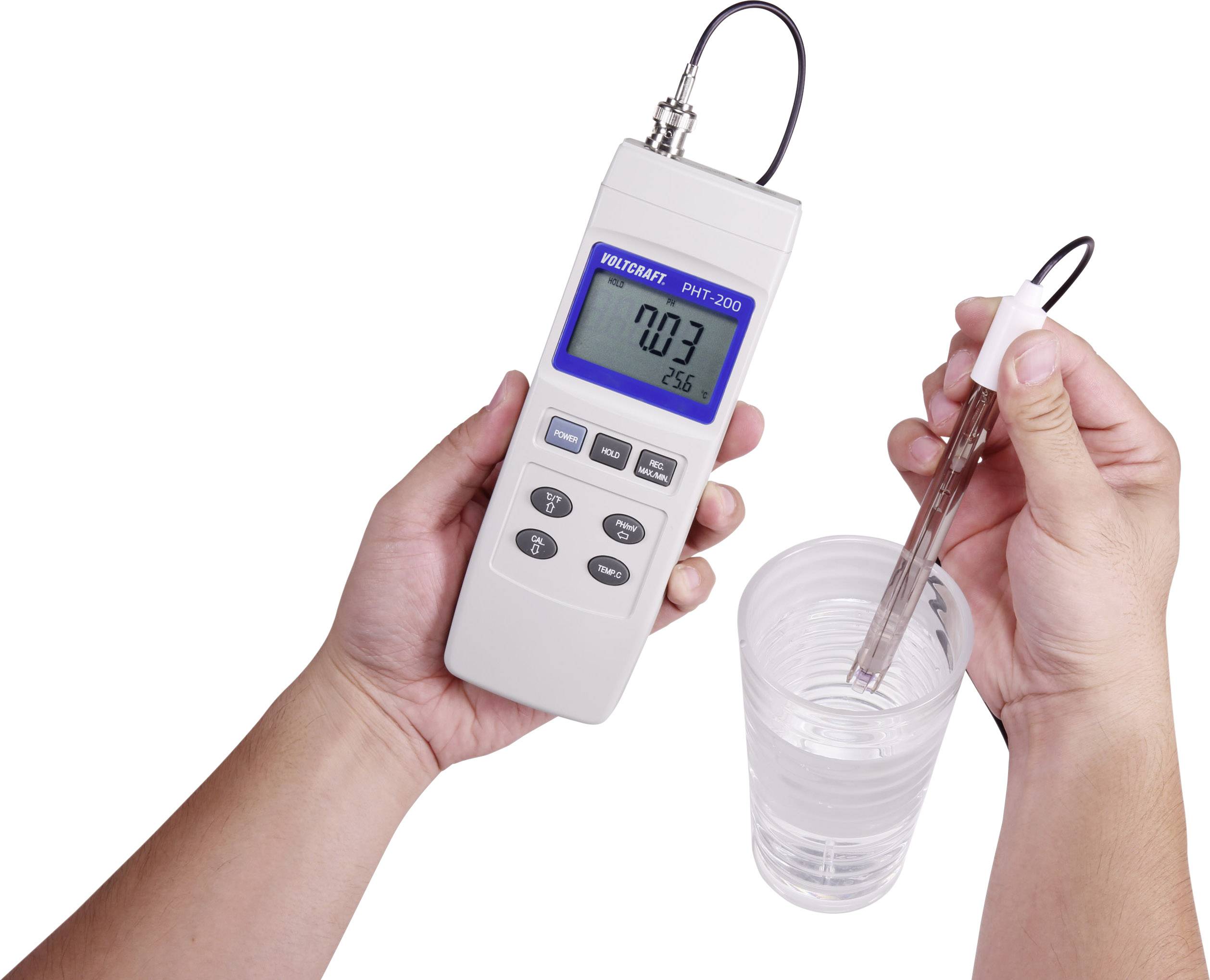 Een persoon houdt een digitaal meetapparaat met een sonde in een glas water. Het display toont '0.03' en '25.6'.