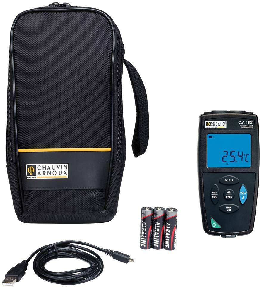 Een zwarte draagtas, drie batterijen, een USB-kabel en een digitale thermometer met de aanduiding '25,4°C'.