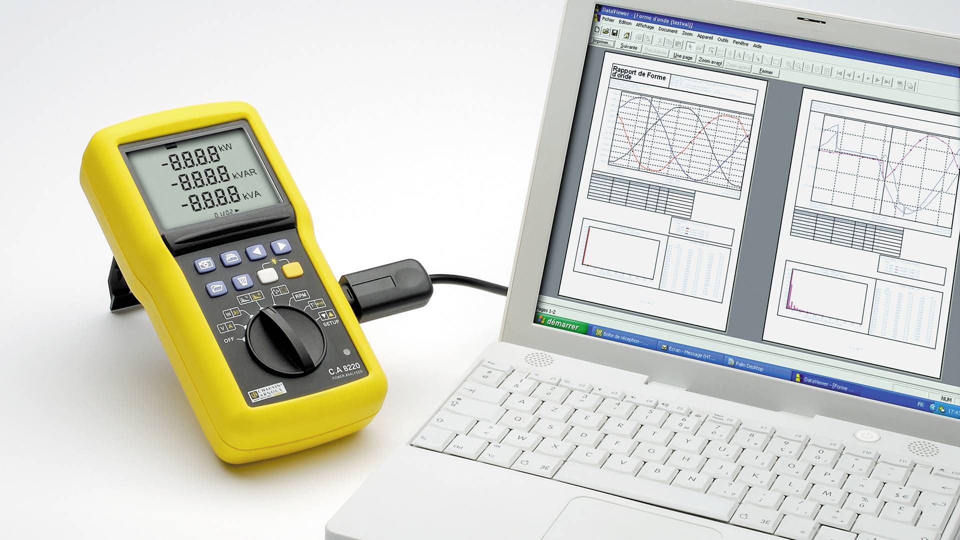 Een gele multimeter naast een laptop met een geopend document met diagrammen en grafieken voor gegevensmeting en -analyse.