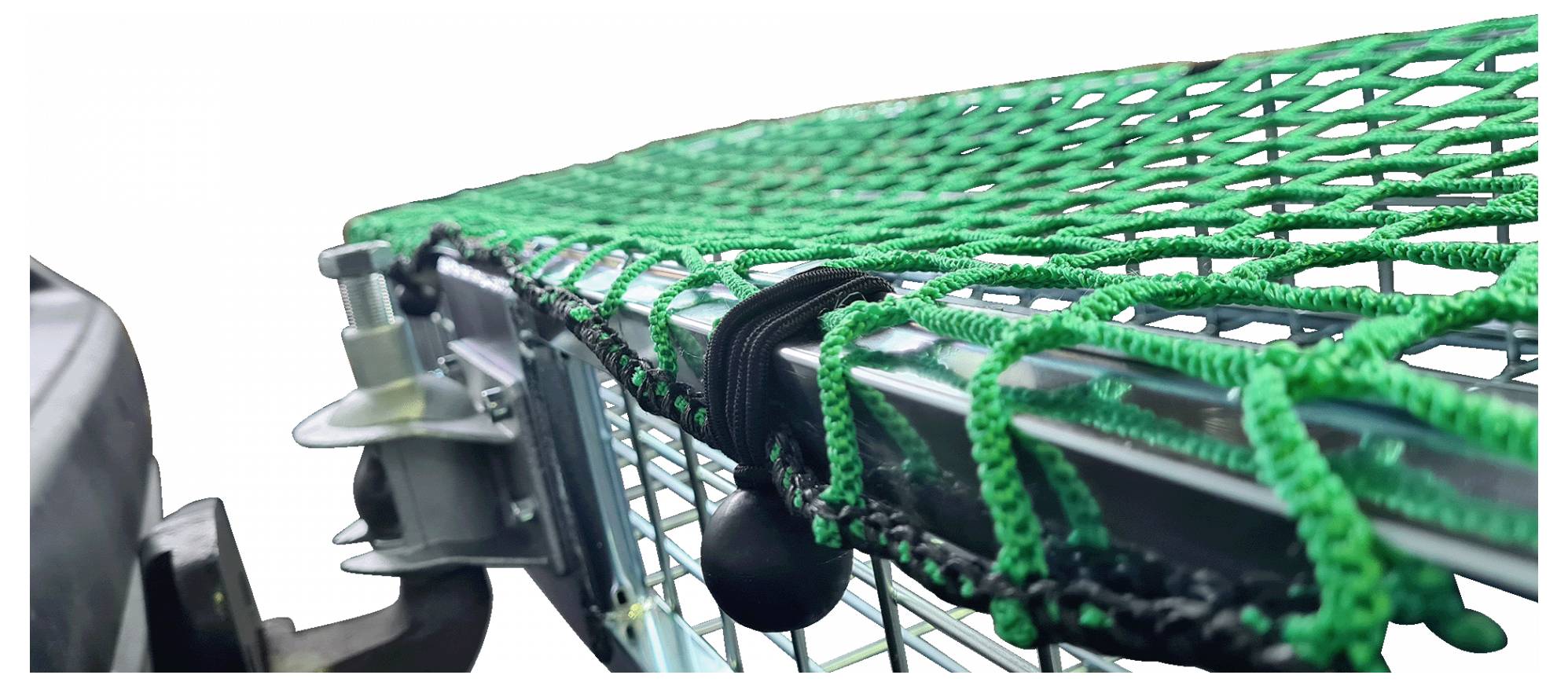 Close-up van een metalen frame met een groen net, vastgemaakt door een metalen klem en een zwart snoer, wat stabiliteit of veiligheidsuitrusting suggereert.