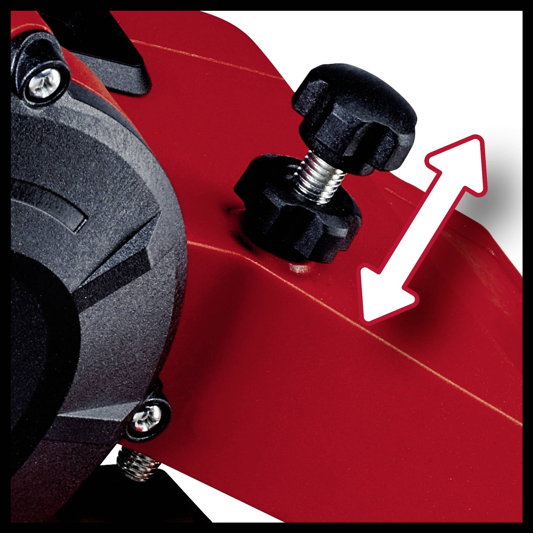 Close-up van een instelschroefmechanisme op een rood apparaat met een pijl die de instelrichting aangeeft.