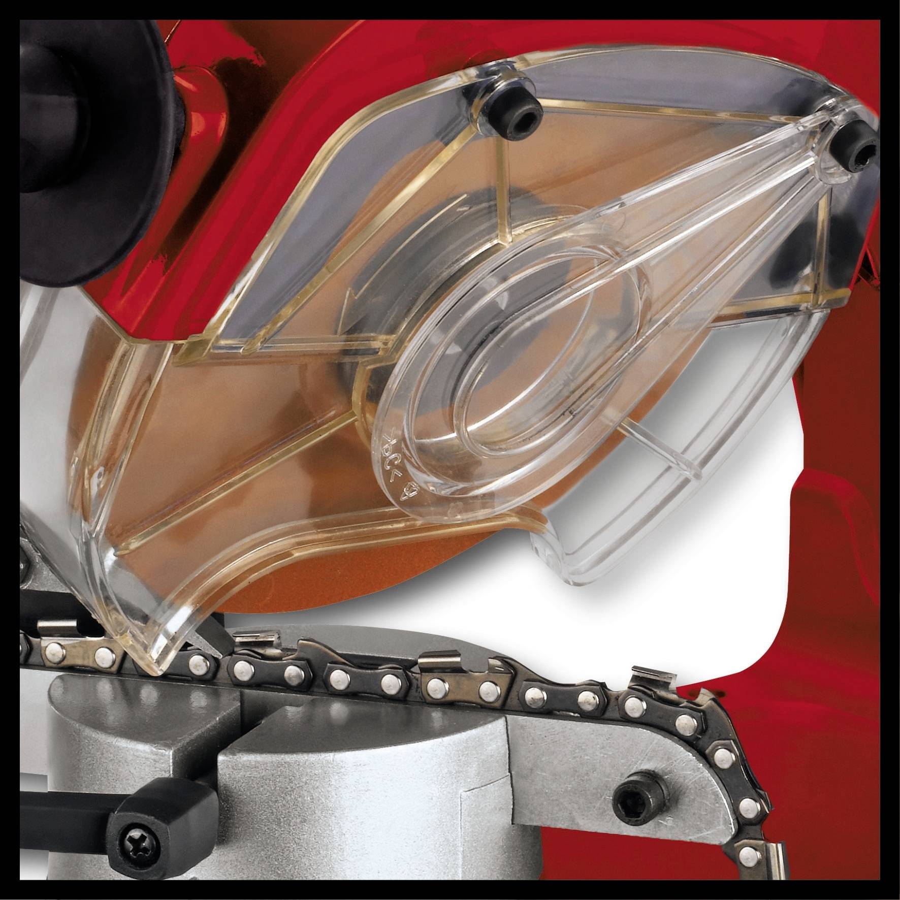 Close-up van een kettingzaag in actie, toont de roterende ketting en de veiligheidsvoorziening. Details wijzen op houtbewerking.