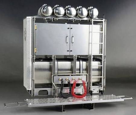 Industriële koeleenheid met meerdere zilveren tanks en kleppen, twee gekleurde slangen aan de voorkant, tegen een grijze achtergrond.