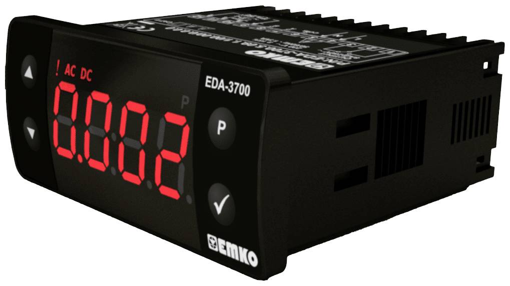 Digitaal ampèremeter-display met rode LED-cijfers toont de waarde '0,002'. Apparaat voor het meten van wissel- en gelijkstroom.