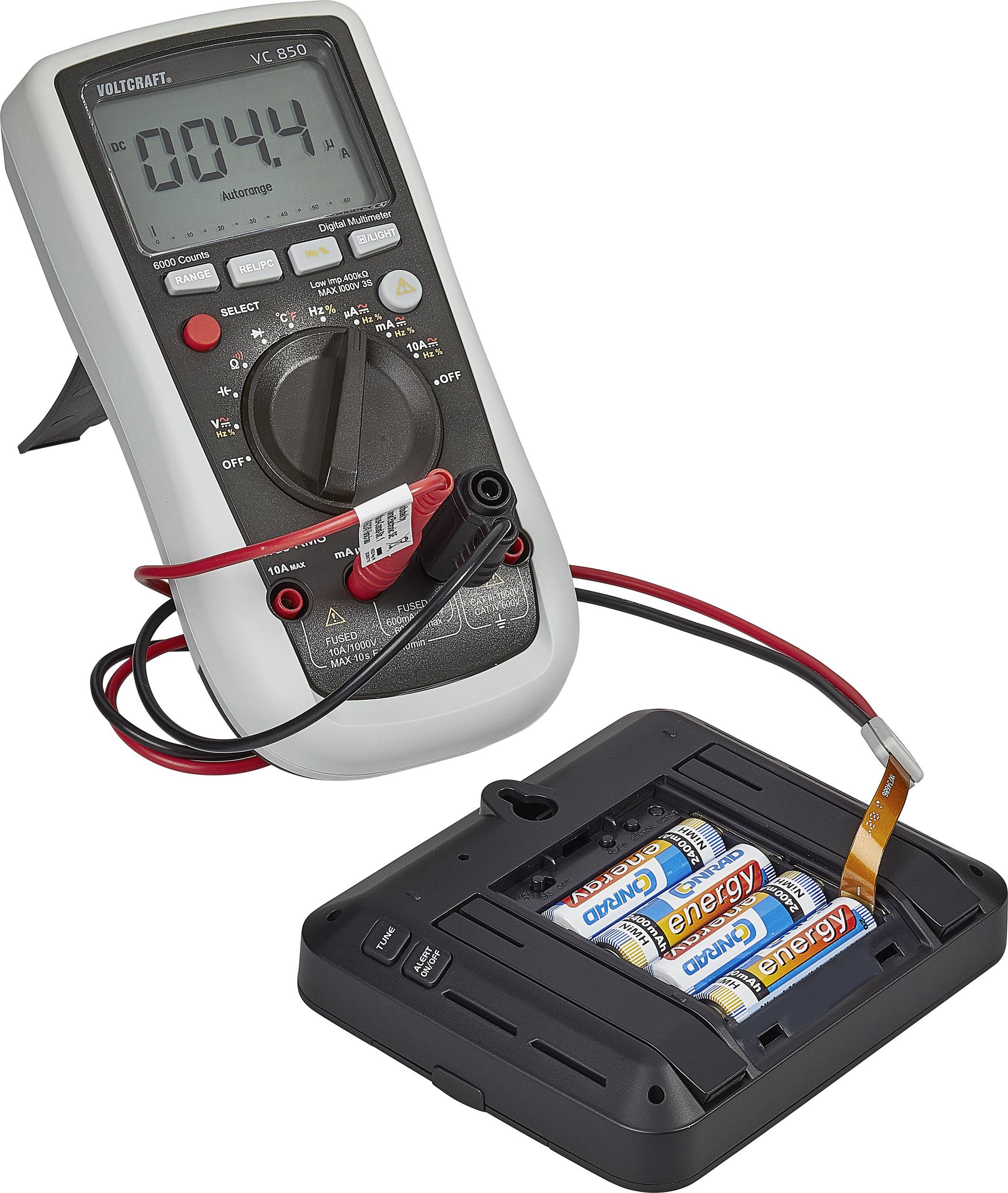 Multimeter meet spanning van vier AA-batterijen in een houder. Display toont '0.044V'. Testpennen zijn verbonden met de batterijen.