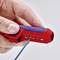 Een hand houdt een rood-blauw striptang van het merk Knipex, gebruikt voor het strippen van een blauw kabel.