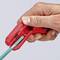 Hand houdt een rode kabelstripper vast die een groen kabel ontmantelt.