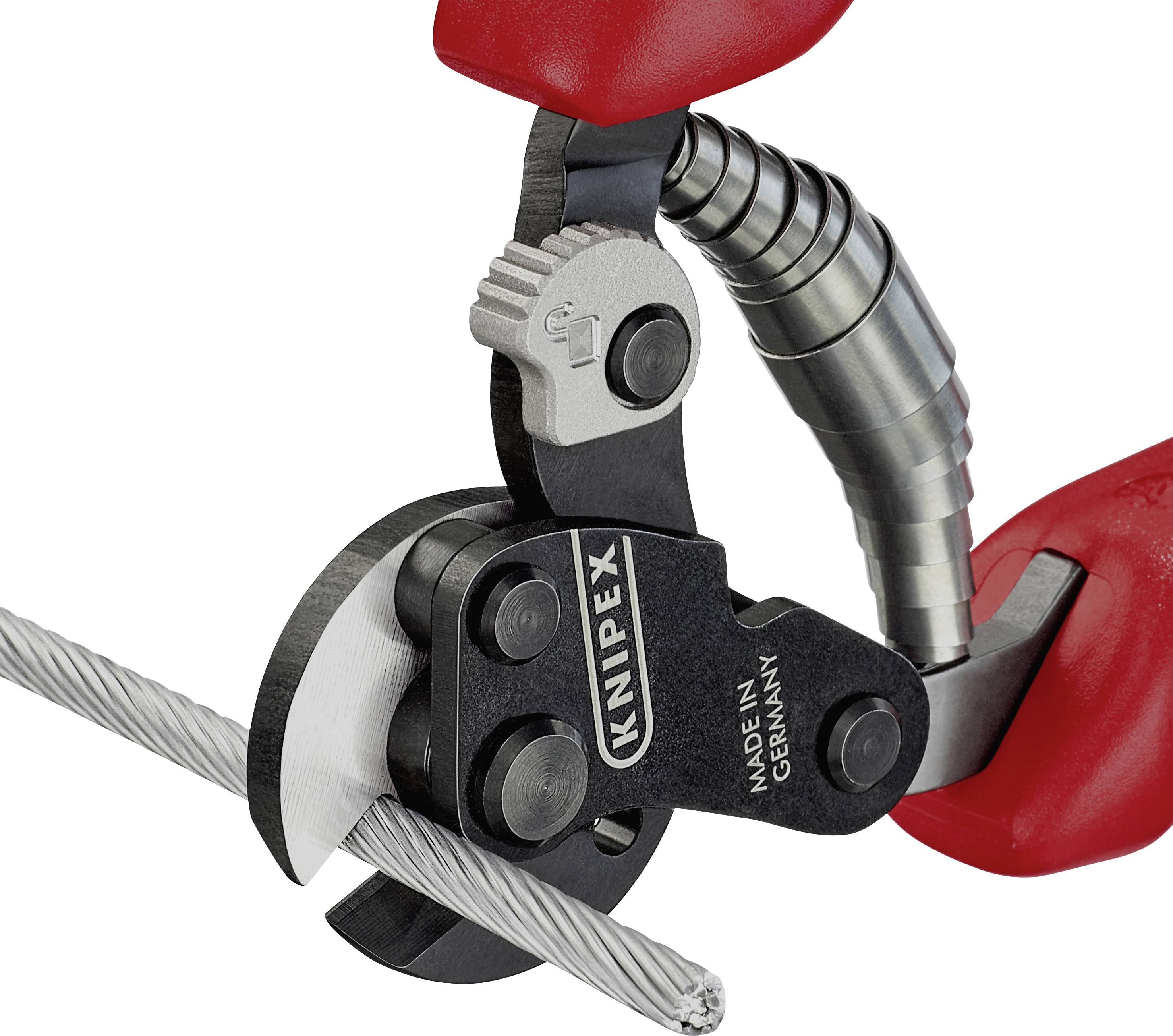 Een rode Knipex-kabelschaar die een staalkabel doorsnijdt. De schaar heeft metalen gewrichten en is 'Made in Germany'.