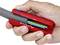 Een hand houdt een rood kabelstrippen gereedschap vast, dat een grijs kabel gebruikelijk ontdoet van zijn isolatie, waarbij de blauwe, groen-gele en zwarte draad binnenin zichtbaar worden.