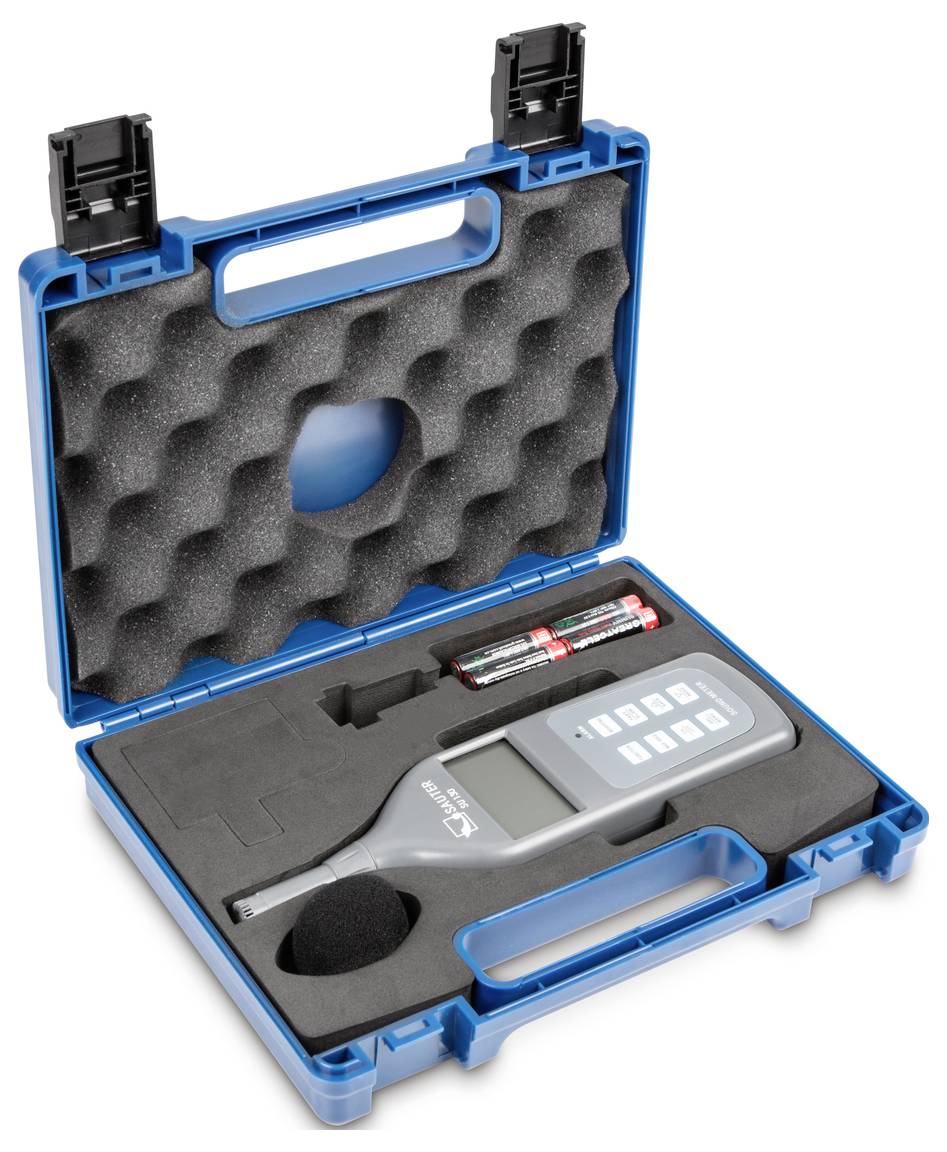 Een open blauwe koffer met schuimstof binnenin toont een geluidsdrukmeter, batterijen en een microfonafdekking (windkap).