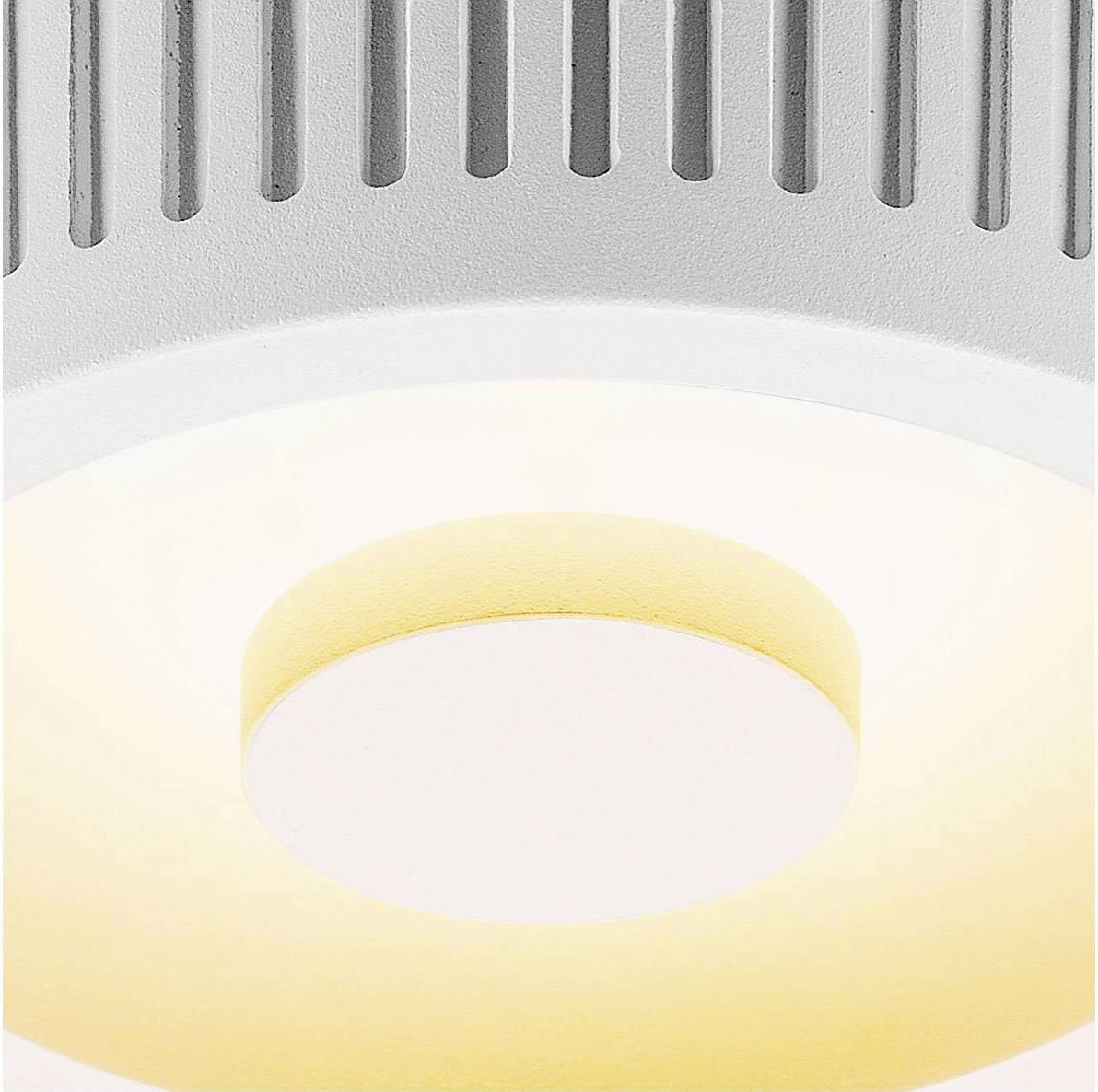 Ronde, lichtgevende plafondlamp met een glad gegroefd frame, straalt warm licht naar beneden.