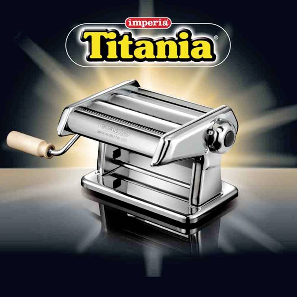 Pastamachine op zwarte achtergrond met het merklogo 'Imperia Titania' erboven.