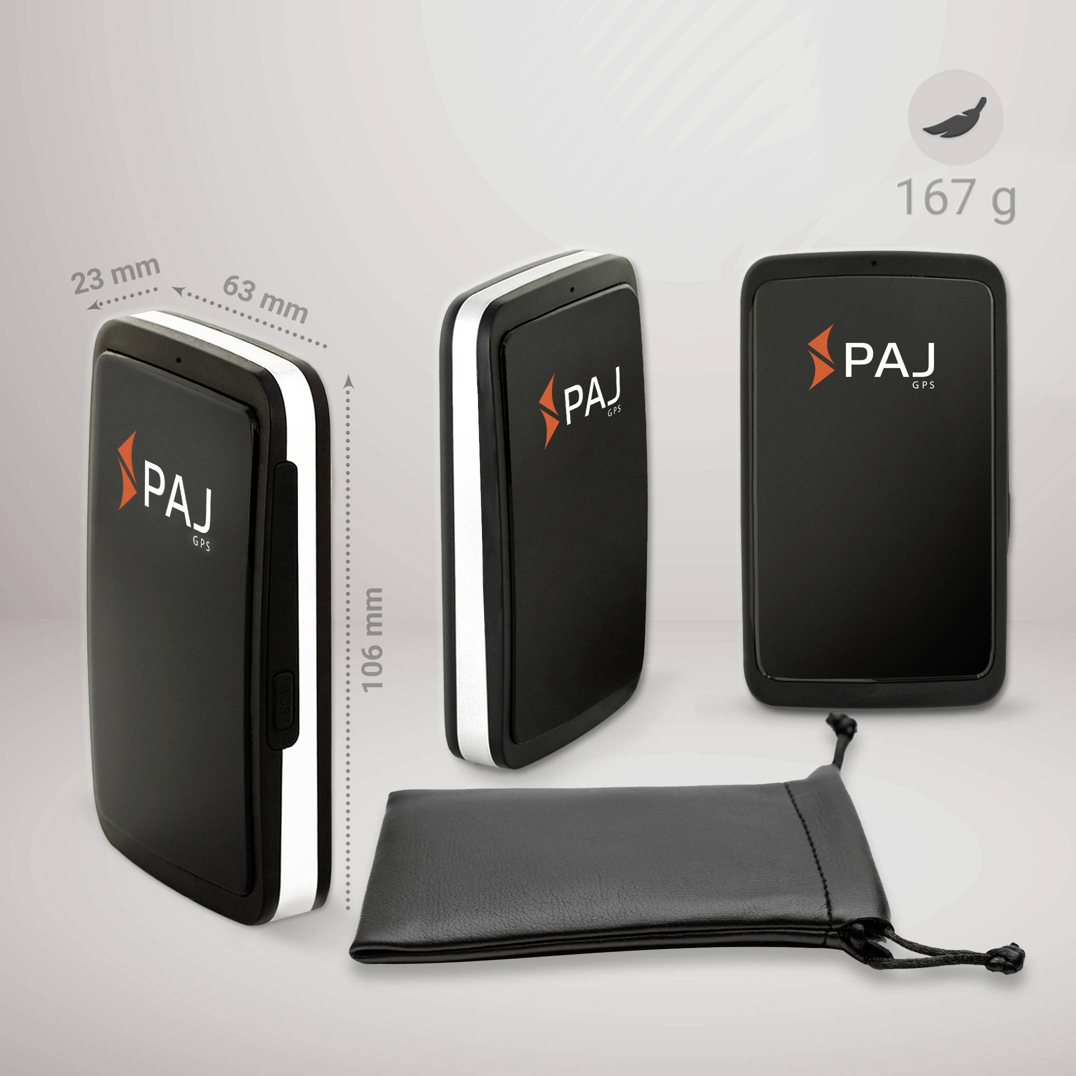 Drie PAJ GPS-trackers in verschillende weergaven. Afmetingen: 23 mm x 63 mm x 106 mm, gewicht: 167 g. Zwarte tas ernaast.