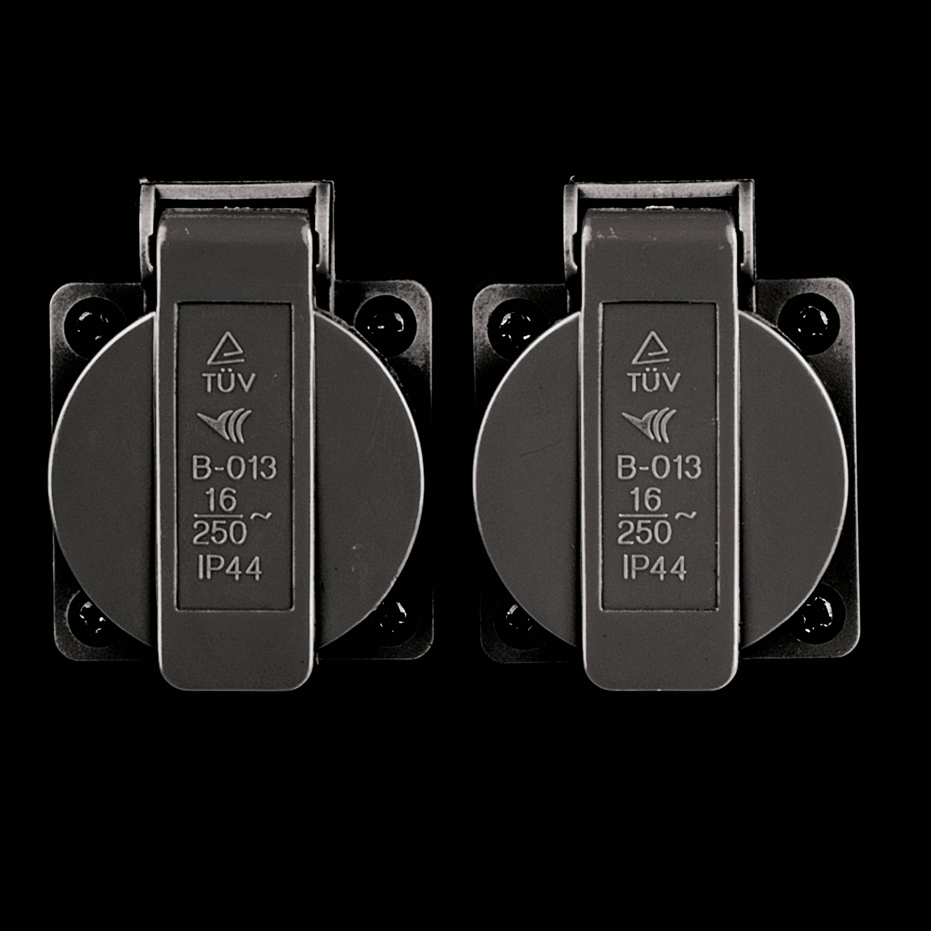 Twee zwarte geaarde stopcontacten met TÜV-certificering en IP44-classificatie, geschikt voor buitengebruik.