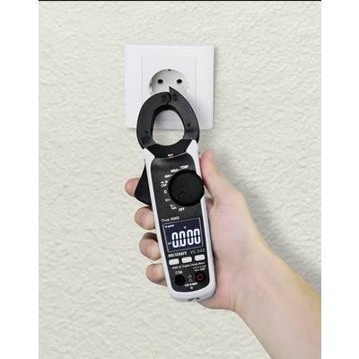 Een hand houdt een stroommeter voor een witte wandcontactdoos. Het apparaat toont '0000' op het digitale display.