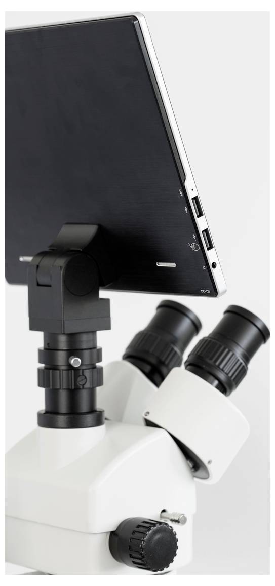 Een microscoop met drie oculairen en een aangesloten zwart tabletoppervlak voor beeldweergave of analyse.