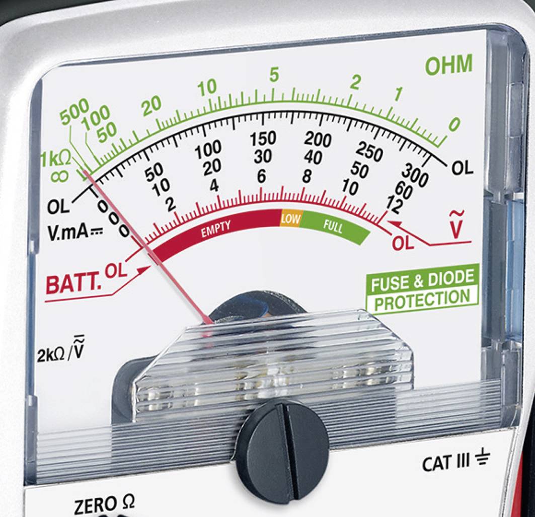 Analoog multimeter met schalen voor Ohm, spanning en stroom. De rode wijzer wijst naar het 250 Ohm-bereik, dicht bij het midden. Belangrijke markeringen: BATT OL, ZEKERING & DIODE BESCHERMING.