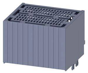 Een grijze, rechthoekige kunststof container met geventileerde zijkanten en bovenaan open roosters.