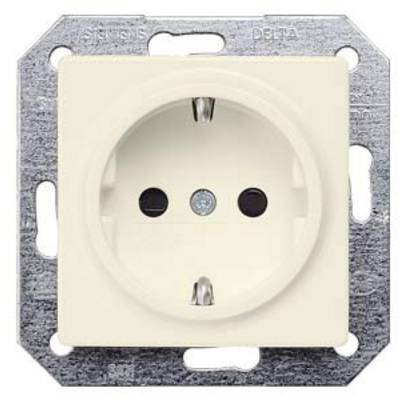 Witte stopcontact op metalen plaat, typische Europese bouwstijl met twee ronde openingen en aardcontactbus in het midden.