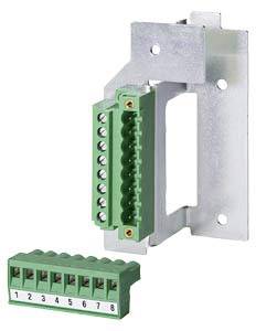 Groene stekkerverbindingscomponent met acht genummerde aansluitingen, gemonteerd op een metalen beugel. Een stekelement wordt apart weergegeven.
