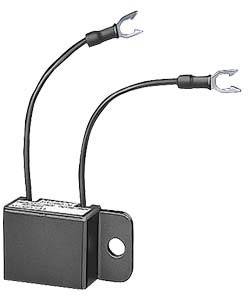 Een elektrische condensator met twee verbonden kabels en vorkaansluitingen, gebruikt voor het opslaan van elektrische lading in schakelingen.