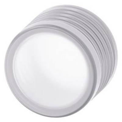 Een stapel witte, ronde wegwerpborden, licht schuin gekanteld, toont hun diepte en het oppervlak.