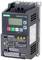 Siemens SINAMICS V20 frequentieomvormer, compacte behuizing, display en bedieningselementen aan de voorzijde, geschikt voor industriële toepassingen.