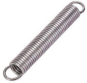 Cilindrische metalen trekveer met nauwe windingen en ogen aan beide uiteinden, op een witte achtergrond.