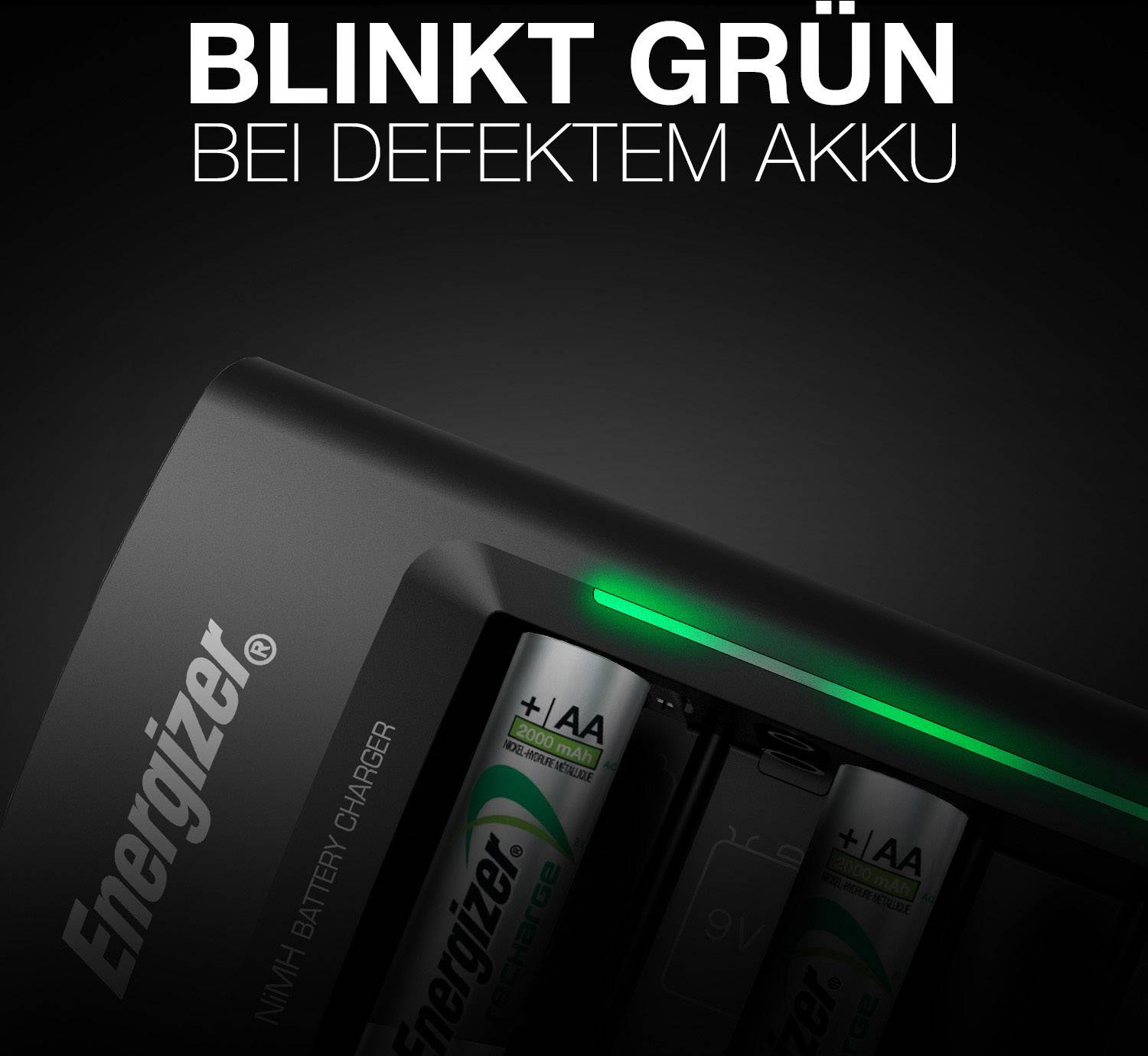 Een batterijlader met AA-batterijen erin die groen oplicht. Tekst bovenaan: 'KNIPPERT GROEN BIJ DEFECTE ACCU'.