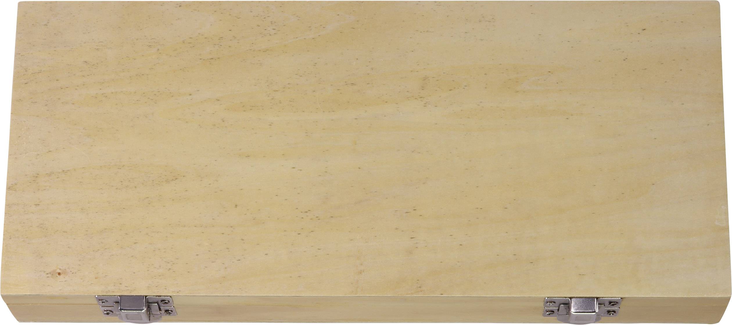 Een eenvoudige, rechthoekige houten koffer met twee metalen sluitingen aan de voorkant, gesloten en zonder zichtbare gravures of tekst.