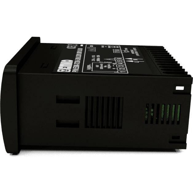 Een zwart elektronisch apparaat, liggend op zijn kant, met ventilatiesleuven en technische gegevens bovenaan.