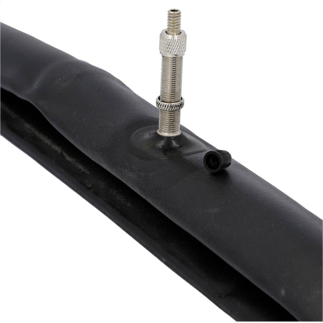 Slang met metalen ventiel, open uiteinde en opgerolde slangstructuur, voor gebruik in banden of andere opblaasbare objecten.