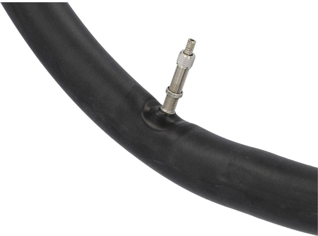 Een zwarte fietsband met een ventiel dat uit de band steekt. De band is licht gebogen weergegeven.