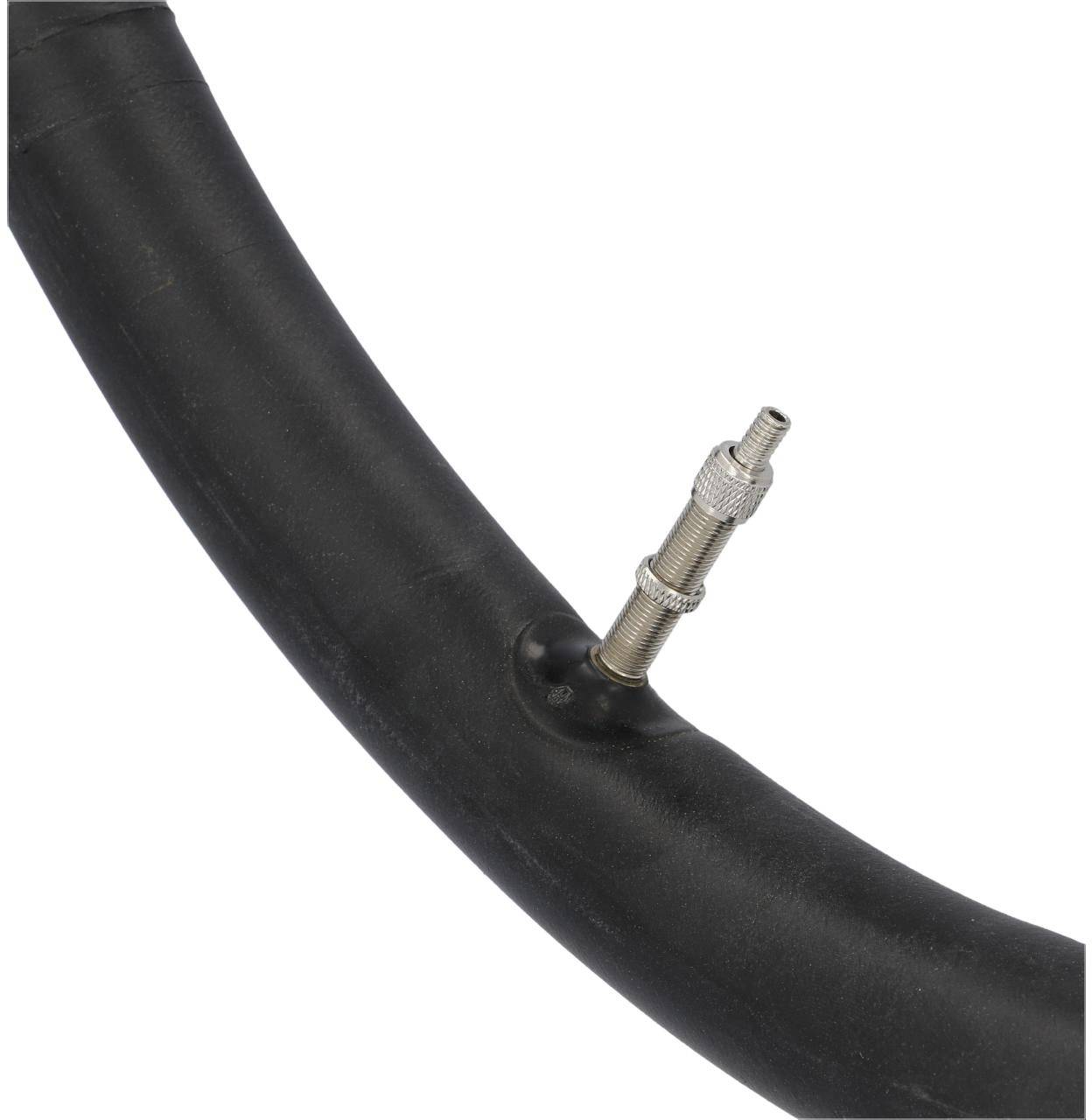 Een fietsbinnenband met een Presta-ventiel. De binnenband is zwart en licht gebogen, het metalen ventiel steekt uit.