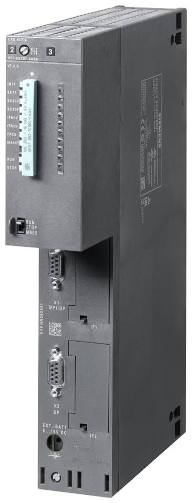 Een grijs, verticaal elektronisch apparaat met meerdere aansluitingen en schakelaars aan de voorkant. Het lijkt een industrieel bedieningsmodule te zijn.