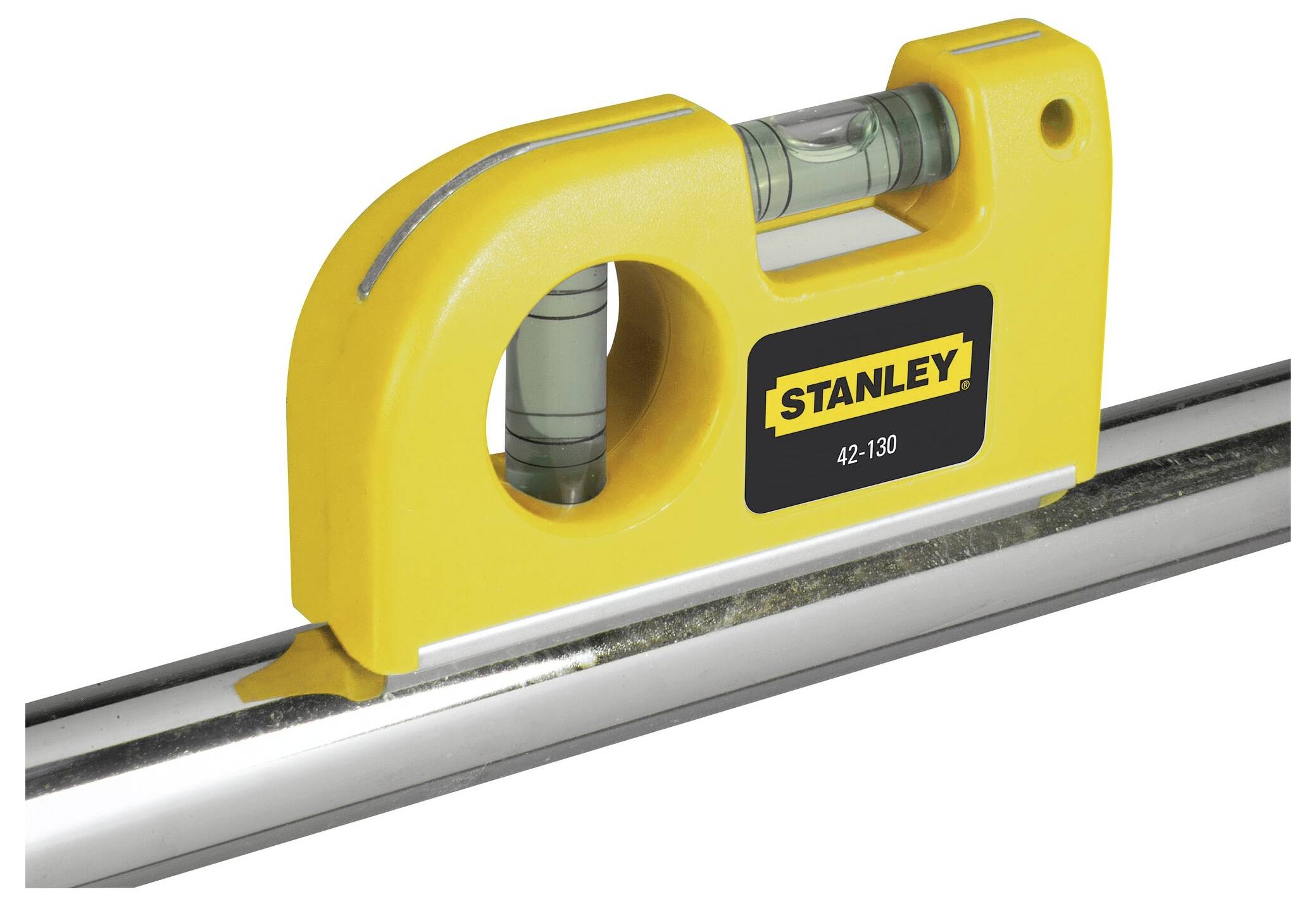 Een gele waterpas met het opschrift 'Stanley', geplaatst op een metalen buis voor het nivelleren.