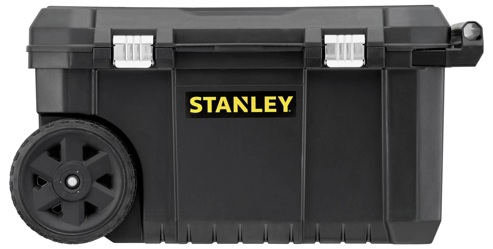 Een zwarte, verrijdbare gereedschapskist met het opschrift 'STANLEY', voorzien van metalen sluitingen en grote wielen voor mobiliteit.