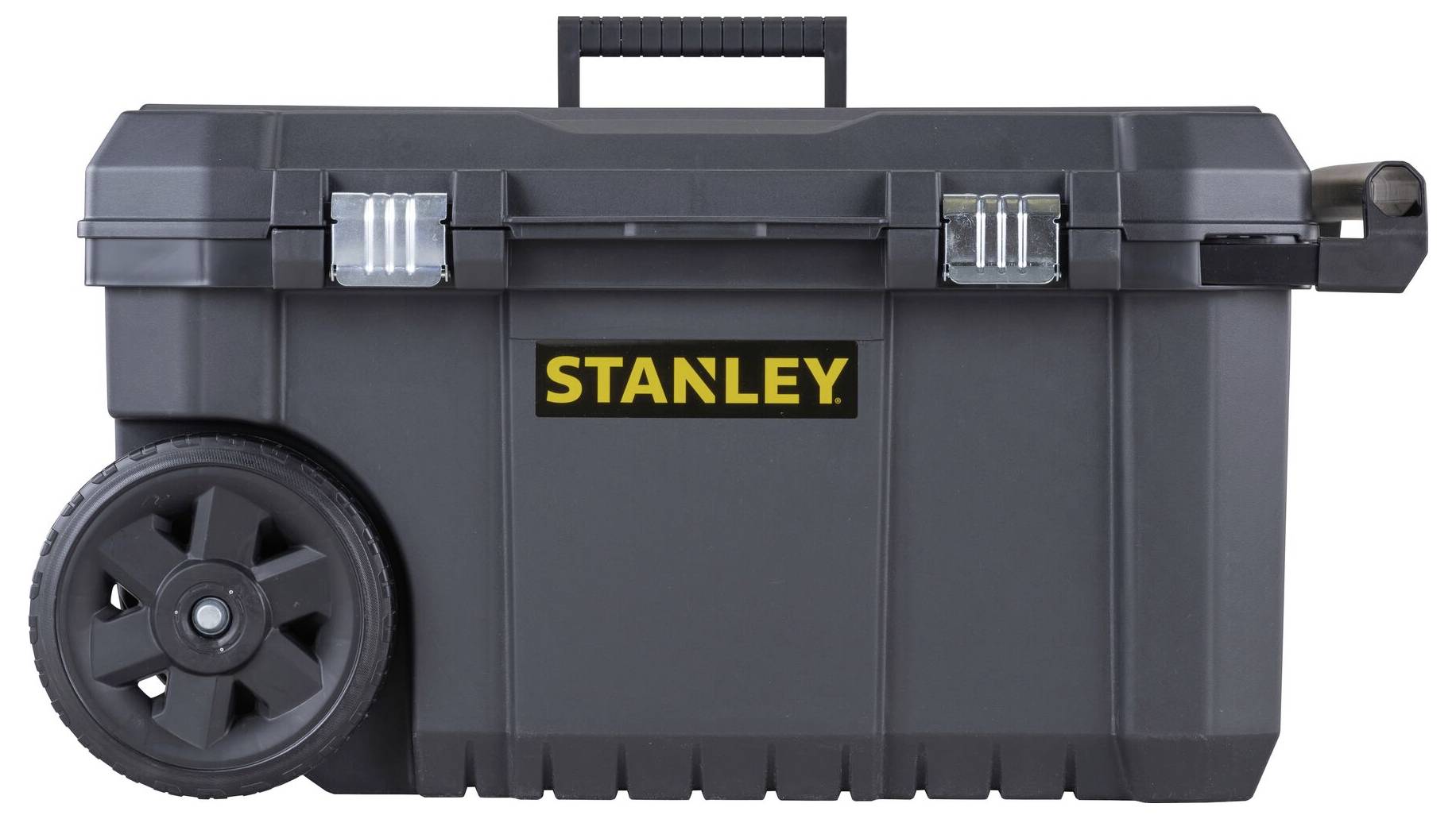 Zwarte gereedschapskist met wielen en handgreep. Geel 'STANLEY'-logo in het midden. Twee zilveren sluitingen aan de bovenkant.