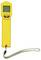 Draagbare gele thermometer met display en polsband. Meet temperaturen in Celsius en Fahrenheit.
