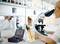 Een wetenschapster kijkt door een microscoop, terwijl een digitaal meetapparaat op de voorgrond de pH-waarde van een vloeistof aangeeft.