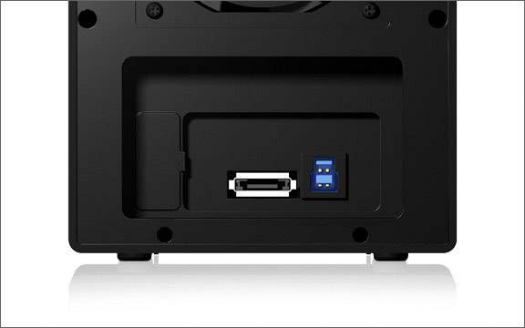Achterzijde van een apparaat met twee aansluitingen: links een USB-aansluiting en rechts een blauwe netwerkaansluiting.