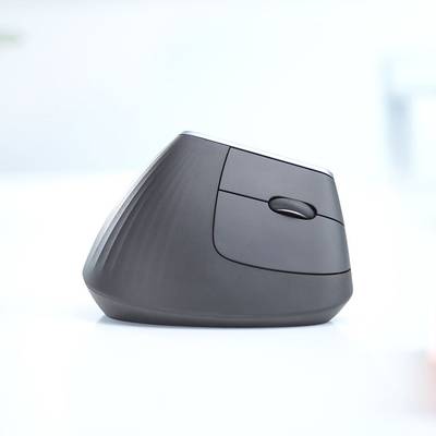 Een zwarte, verticale ergonomische muis op een tafel. Hij heeft een uniek, gekanteld ontwerp en een zichtbare scrolltoets.