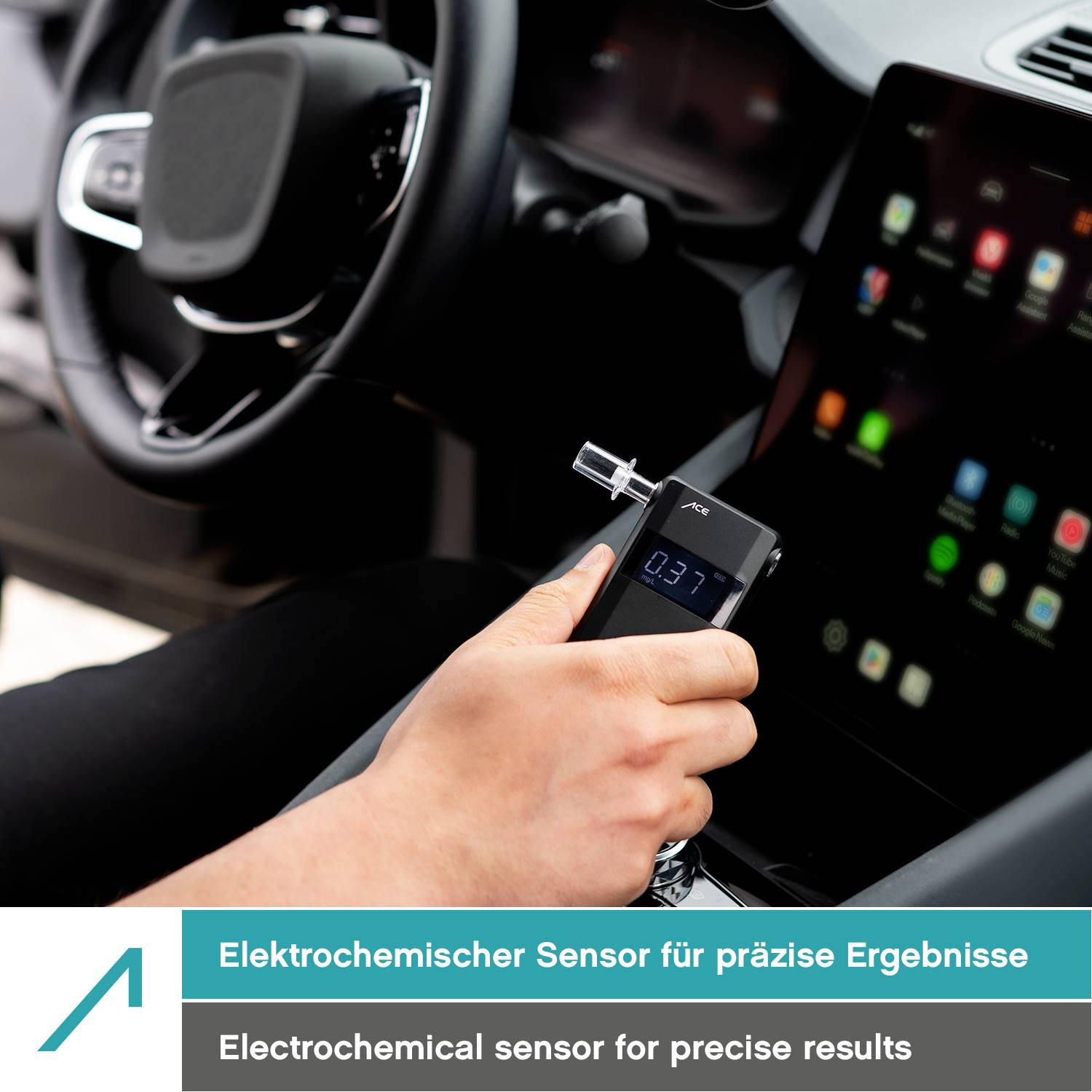 Een bestuurder houdt een alcoholtester in de auto. Het display toont '0.37'. Tekst op de afbeelding: 'Elektrochemische sensor voor precisieresultaten'.