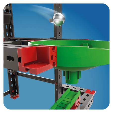 Knikkerbaan met een groene trechter en stalen kogel die bovenaan binnenkomt. Structuurelementen in rood en zwart op een blauwe achtergrond.