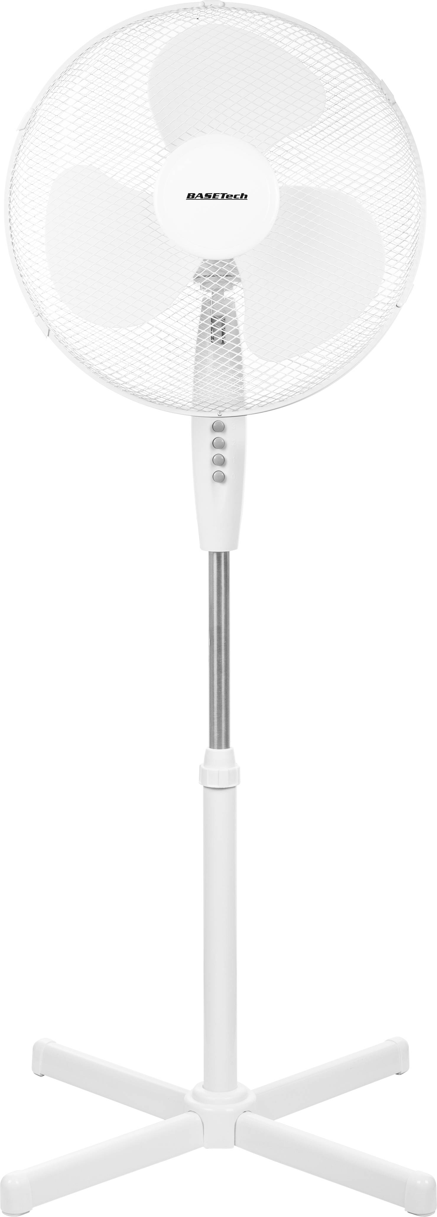 Een witte staande ventilator met een metalen rooster beschermt drie rotorbladen. Een schakelaar voor snelheidsregeling is aanwezig.