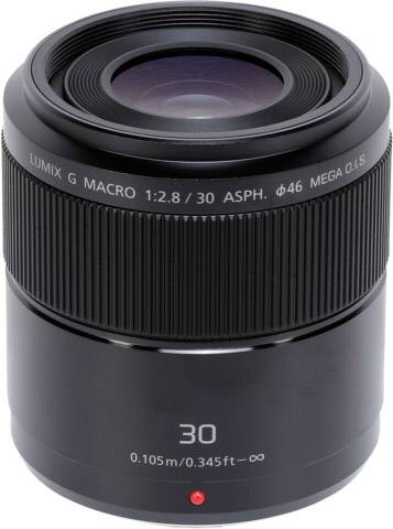 Zwart cameralens met het opschrift 'LUMIX G MACRO 1:2.8/30 ASPH. Ø46 MEGA O.I.S.' en '30' aan de voorkant.