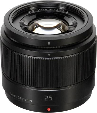 Zwarte camerabody-lens met opschrift '25 mm'. De lens heeft een glanzend glas en geribde randen voor een betere grip.